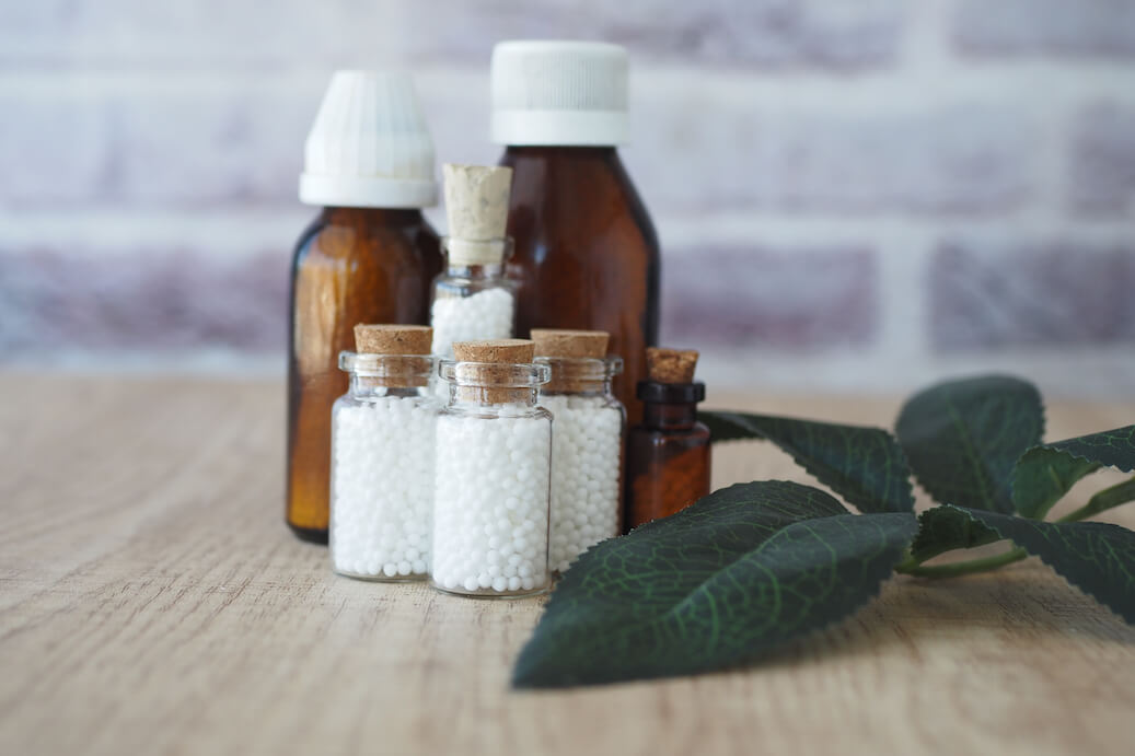 Omeopatia sotto i riflettori: guarigione, speranza e controversie
